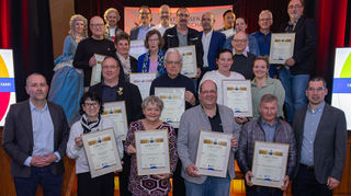 Gruppenfoto aller geehrten Vereine der Interessengemeinschatzinger Vereine.