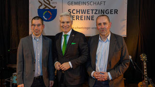 Oberbürgermeister Matthias Steffan gratuliert den Vorsitzenden Simon Abraham und Jens Rückert.