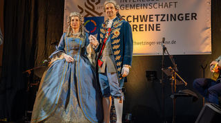 Das Kurfürstenpaar ist auch gekommen, um den geehrten Vereinen und der Interessengemeinschaft zu gratulieren.