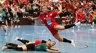 Überfliegerin Svenja Mann trifft für die Kurpfalz Bären im Spiel gegen die Füchse Berlin elfmal - noch immer zu wenig für einen Sieg.