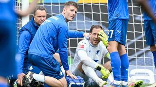 Mit brummendem Schädel und dicker Beule musste Oliver Baumann (helles Trikot) das späte Gegentor zum 2:3 verarbeiten.