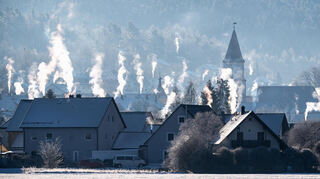 Die Schornsteine auf den Dächern der Häuser rauchten im kalten Winter.
