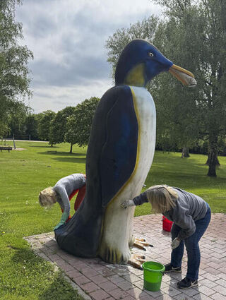 Am Kinderplanschenbecken erstrahlt nun ein frisch geputzter Pinguin.