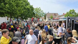 Der Messplatz in Neulußheim ist beim Zunftbaumfest gut gefüllt.