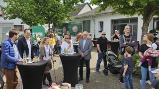 Zur Eröffnung des Zunftbaumfestes auf dem Messplatz spricht die Vorsitzende des Gewerbevereins Lußheim, Katja Brömmer (2.v.l.). Sie wird einerahmt von Andreas Sturm (v.l.), Kevin Weirether, Claudia Piorr, und Friedbert Blaschke.