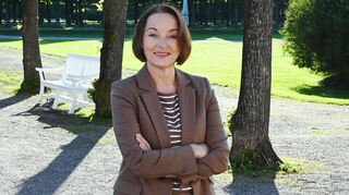 Cornelia Bend, die Künstlerische Leiterin und Geschäftsführerin der SWR Festspiele, im Schlossgarten Schwetzingen