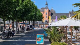 Der Schlossplatz in Schweztzingen soll aus Sicherheitsgründen am Spargelsamstag autofrei bleiben. Dafür wird die Carl-Theodor-Srraße in diesem Bereich für den Autoverkehr gesperrt.