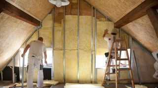 Innenausbau des Daches: Eine ordentliche Dämmung spart viel Energie.