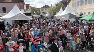 Das Publikum beim Spargelsamstag (6. Mai 2023) schart sich vor der Showbühne. Auch 2025 ist wieder ein vielfältiges Programm auf drei Showbühnen geboten - in den Kleinen Planken, in der Dreikönigstraße und auf dem Schlossplatz.