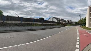 Die Lärmschutzwand zwischen dem Wohngebiet bei der Normannenstraße (l.) und der Kreisstraße 4243 ist laut Gutachter nicht mehr standsicher.