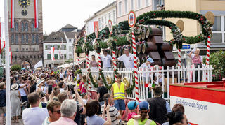 Vom Festwagen des Verkehrsvereins regnet es Brezeln.