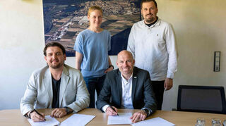 "So.Le"-Geschäftsführer Marcel Lehmayer (l.) und Bürgermeister Timo Wangler (r.) unterzeichnen den Pachtvertrag. Klimaschutzmanagerin Julia Berberig und Bauamtsleiter Marc Schneider (hinten) freuen sich, über den erfolgreichen Abschluss.