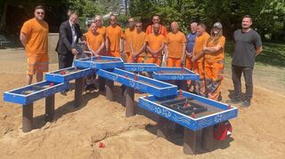 Hockenheims Oberbürgermeister Marcus Zeitler (Zweiter. v. l.), Bauhofleiter Paul Stumpf (r.) und die am Bau beteiligten Bauhofmitarbeiter weihen die Matschanlage im Stiegwiesenpark ein.