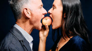 Komponist Mike Svoboda und Librettistin Anna-May Krüger inszenieren den Apfelbiss als Befreiung.