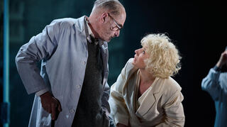 Sündenfall oder Glücksfall? Gott und sein Erzengel Gabriel im Zwiegespräch.