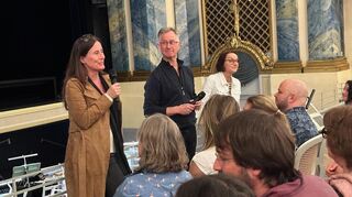 Andrea Moses (v.l) führt Regie bei "Adam & Eva". Hier begrüßt sie mit Komponist Mike Svoboda und Festspielleiterin Cornelia Bend die Besucher der Generalprobe.