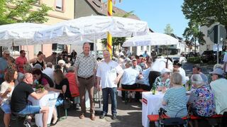 Der Brühler Bürgermeister Dr. Ralf Göck und Ralf Schwarz, der Vorsitzende des Gewerbevereins, freuen sich über den guten Zuspruch beim Zunftbaumfest.