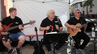 Für Musik beim Zunftbaumfest des Gewerbevereins sorgt die Gruppe „anplagd“ (v. l.): Daniel Weitsch, Rüdiger Erb und Fabian Wolf.