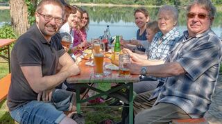 Familie Novainsky und Freunde beim Zanderessen beim Angelsportverein