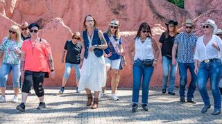 Nicht nur Line Dance Gruppe aus Viernheim, die zum Besuch in die Brühler Westernstadt gekommen ist, sorgt für Stimmung.