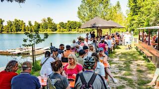 Viele Ausflügler genießen die idyllische Atmosphäre des Maifestes am gewässer des Angelsprotvereins Rohrhof.