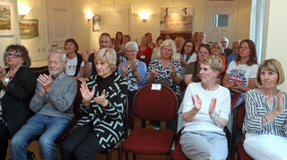 Autor Oliver Hilmes liest in der Villa Meixner aus "Ein Ende und ein Anfang" und fesziniert sein Brühler Publikum.
