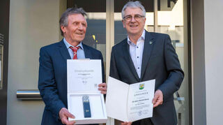 Für 50 Jahre Mitgliedschaft im Gemeinderat in Altlußheim wurde Dieter Hoffstätter (l.) von Bürgermeister Uwe Grempels geehrt.