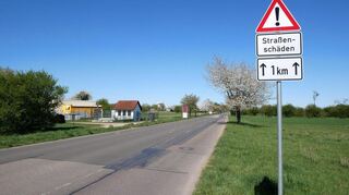 Immerhin das Warnschild ist neu: Die Brühler Straße verläuft bis kurz vor der Hufeisengemeinde auf Ketscher Gemarkung und ist seit vielen Jahren in einem sehr schlechten Zustand. Jetzt könnten neue Technik sowie Mittelumschichtungen tatsächlich eine Sanierung ermöglichen.