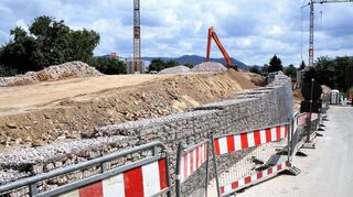 Steine in verschiedenen Größen in Richtung der neuen Autobahnbrücke: Im Dezember sollen hier eine Straßenbahntrasse, zwei Fahrspuren für Autos sowie eigene Wege für Fußgänger und Radfahrer zur Verfügung stehen.
