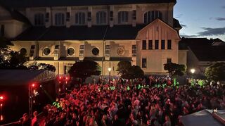 Der Mai Club hat zwischen Rathaus und katholischer Kirche sich als eigenständiges Angebot beim Straßenfest etabliert.