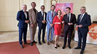 Zur Premiere von "Adam & Eva" bei den Schwetzinger SWR Festspielen erschien allerlei Prominenz, v.l.: OB Matthias Steffan, MDL Erwin Köhler, Staatssekretär Dr. Andre Baumann (beide Grüne), MDL Andreas Sturm (CDU), Cornelia Bend, CDU-Fraktionsvorsitzender Manuel Hagel, Landrat Stefan Dallinger.