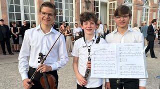 Spielten zur Eröffnung der Schwetzinger SWR Festspiele die von Mike Svoboda komponierte Fanfare, v.l.: Janis Stiegler, Philipp Herbold und Laurin Stiegler.