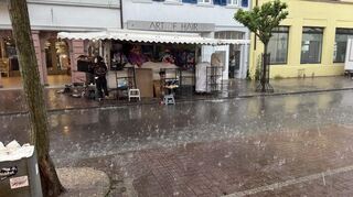 Der Hagel und das Gewitter unterbrechen den Spargelsamstag in Schwetzingen jäh.