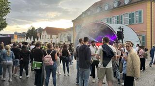 Der Regen hat aufgehört, Schlossplatz und Kleine Planken füllen sich wieder - die Party kann weitergehen.