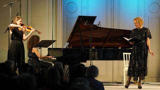 Katja Riemann (r.) im Trio mit Franziska Hölscher (Geige) und Marianna Shirinyan (Klavier).