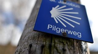 Ein Schild markiert den Jakobsweg. Von Brühl bis zum Grab des Heiligen in Santiago de Compostela beträgt die Pilgerstrecke rund 2000 Kilometer.