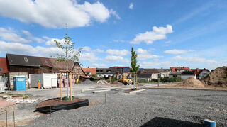 Die Erschließungsarbeiten auf der Baustelle in der Oberen Hauptstraße in Richtung Med-Center Höhe Bachstraße laufen aktuell.