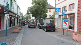 Blick in die Karlsruher Straße aus Richtung Fortuna-Kreuzung. Zwischen dieser und der Abfahrt „Zum Messplatz“ soll die Straße versuchsweise zur Fußgängerzone werden.