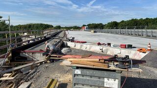 Da ist noch viel zu tun, bis die Brücke über die Autobahn fertig ist.