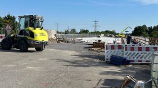 Das ist der Blick in Richtung Schwetzingen. Die Materialien lagern vor der Brücke im gesperrten Straßenbereich.