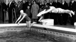 Zur Einweihung des Hallenbads in Plankstadt gab es 1968 kühnen Sprüngen ins Wasser.