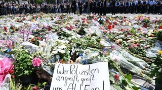 In den Tagen nach dem Attentat liegt ein Blumenmeer auf dem Marktplatz.