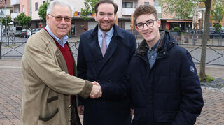Benno Müller (l.), der Vorsitzende der CDU Oftersheim, begrüßt Lukas Polifka in der CDU. Mit ihnen freut sich Landtagsabgeordneter Andreas Sturm.
