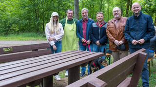 Freuen sich über die neuen Sitzmöbel: Lena Nowaczyk (v. l.), Christian Zimmermann, Roger Gartner, Thomas Nowaczyk, Jens Rüttinger und Pascal Seidel.