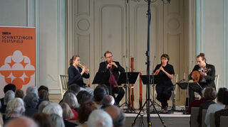 Vivid Consort und David Bergmüller auf der Bühne im Mozartsaal von Schloss Schwetzingen.