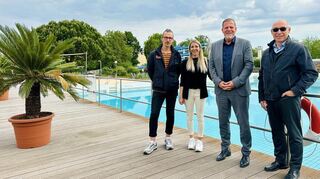 Hoffen auf Wettergunst für den Freibadbetrieb: Bad-und Sauna-Abteilungsleiter Thimo Mass (v. l.), Betriebsleiterin Julia Reinhold, Oberbürgermeister Marcus Zimmermann und Werkleiter Gerd Fitterer beim Wellenbecken.