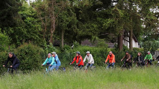 Fahrradexkursion mit Dr. Andre Baumann (li.) durch das Natur- und Landschaftsschutzgebiet "Schwetzinger Wiesen - Edinger Ried".