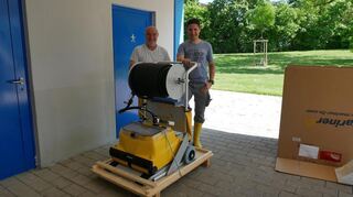 Die neue „Hilfskraft“ für die Beckenreinigung während der Saison: Bäderleiter Armin Luksch (l.) und sein Nachfolger Sascha Streit mit dem gerade angelieferten Putzroboter, den die Gemeinde gemietet hat.