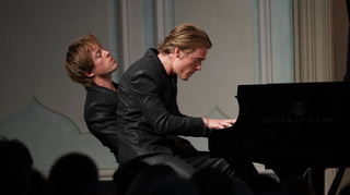Die Pianisten Lucas und Arthur Jussen bei ihrem Konzert bei den Schwetzinger Festspielen.