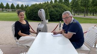 Im Schlossrestaurant "Theodors" zum Interview: Cellistin Raphaela Gromes und Chefredakteur Jürgen Gruler im Gespräch.